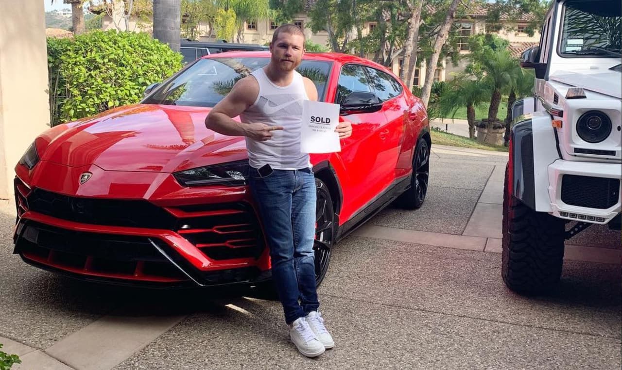 En octubre pasado, por una imagen,publicada por 
<b><a href="https://www.instagram.com/ramirezautosale/">@RamirezAutoSale en Instagram</a></b>, vimos a ‘Canelo’ posar junto a un 
<b><a href="https://www.univision.com/noticias/suv/esta-es-la-nueva-lamborghini-urus-2019-fotos" target="_blank">Lamborghini Urus</a></b> rojo mostrando un papel con la palabra ‘SOLD’ ('VENDIDO'), insinuando que este sería el nuevo integrante de su colección de autos.