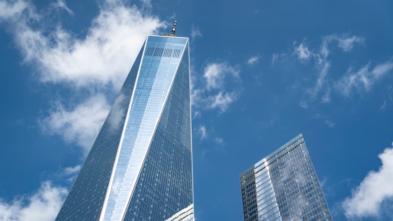 “Las columnas de acero en las torres del World Trade Center perdieron fuerza rápidamente cuando el fuego alcanzó los 400 grados Fahrenheit. 
<a href="https://theconversation.com/how-building-design-changed-after-9-11-64580"><u>El hormigón calentado a esa temperatura, sin embargo, no sufre cambios físicos o químicos significativos</u></a>”, se lee en un artículo de The Conversation sobre los cambios en el diseño después del 11 de septiembre.
<br>
<br>“El nuevo edificio del One World Trade Center se aprovecha de esto. En su núcleo hay enormes muros de hormigón armado de tres pies de espesor que recorren toda la altura del edificio”, agrega la publicación.
<br>