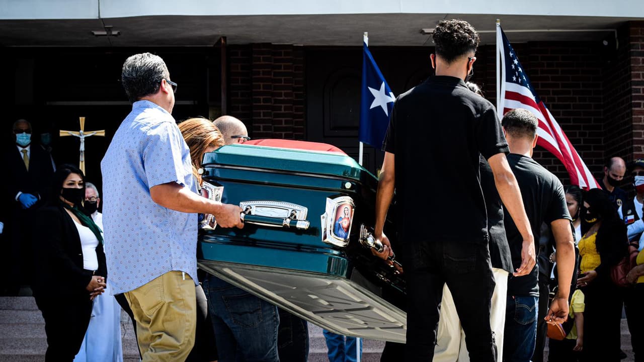 Después de la ceremia religiosa que se llevó a cabo de forma privada, los restos de
<b><a href="https://www.univision.com/local/houston-kxln/asi-seran-los-servicios-funebres-de-la-soldado-hispana-vanessa-guillen-en-houston-fotos">Vanessa Guillén</a></b> se dirigen al cementerio donde descansará en paz la soldado.