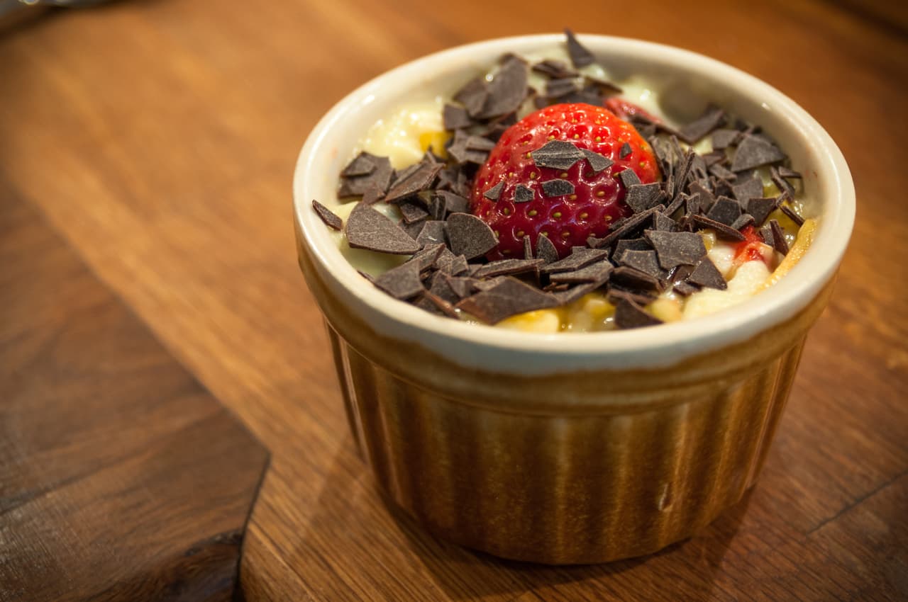 Ten a la mano los siguientes ingredientes galletas con cristales de jalea, piezas de vainillas, licor de café, cerezas negras, sin hueso y en almíbar, crema de leche, azúcar y tiras de chocolate negro.