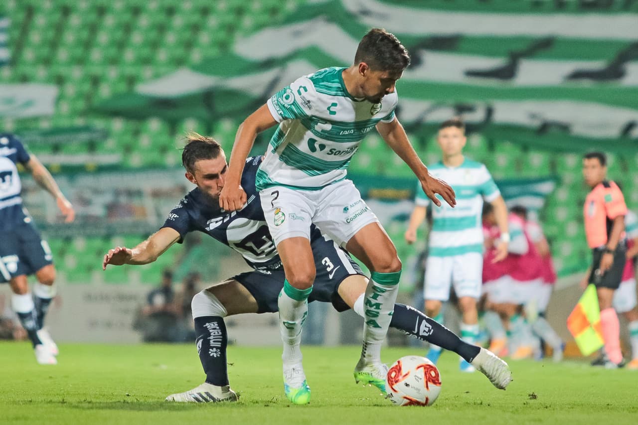 Los Guerreros inician el partido controlando el balón y el ritmo del encuentro.