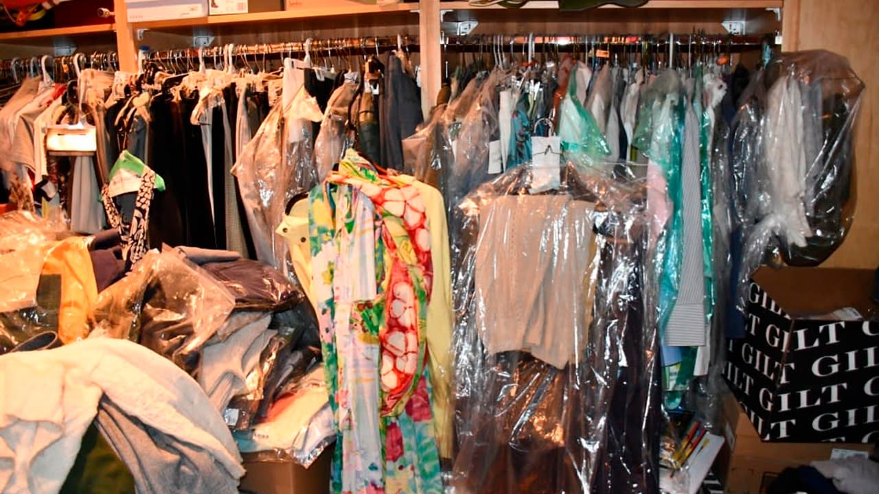 El hogar, valorado en 4 millones de dólares, contaba con una casa principal y ocho estructuras adicionales, donde se hallaron nidos y restos de roedores muertos. La causa oficial de muerte de Gene Hackman, de 95 años, fue una enfermedad cardiovascular hipertensiva, con Alzheimer como factor contribuyente.