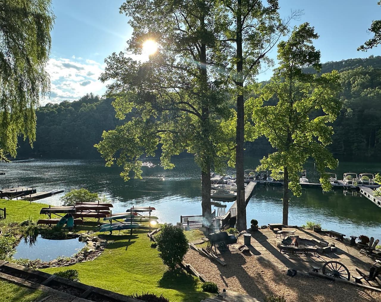 El lago cuenta con negocios que alquilan botes de pesca, para esquí y artículos para practicar otros deportes acuáticos.