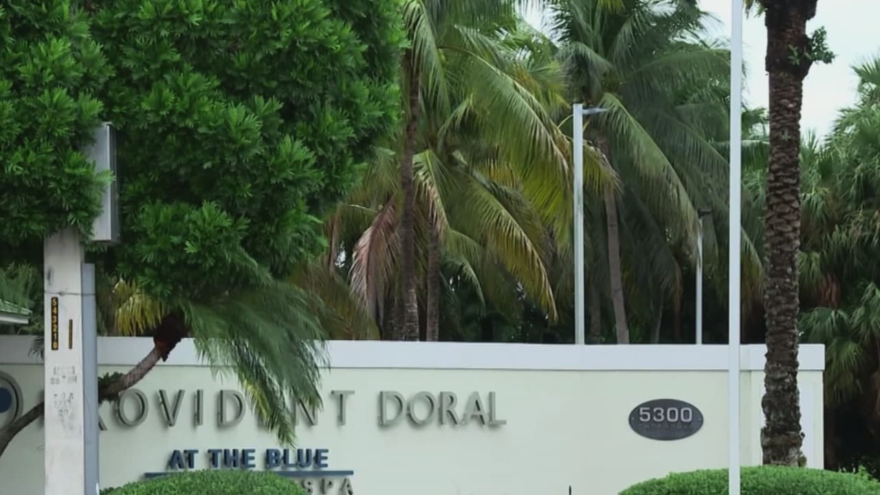 "Una situación traumática": pareja denuncia que durmió con un extraño debajo de la cama en hotel de Doral