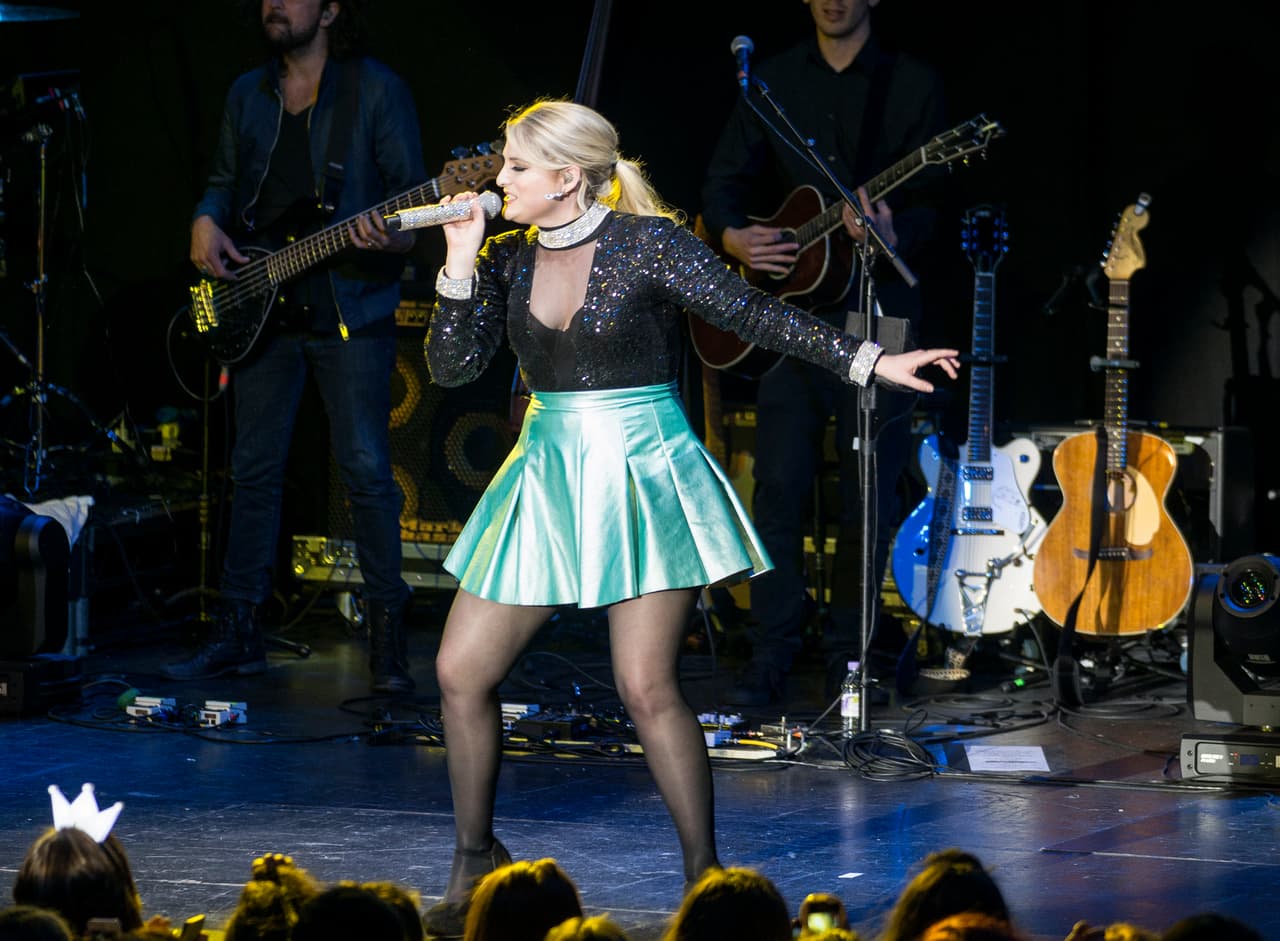 Aunque algunas ocasiones se ha aventurado a lucir tonos metálicos, eso sí, siempre lleva puesta medias negras.