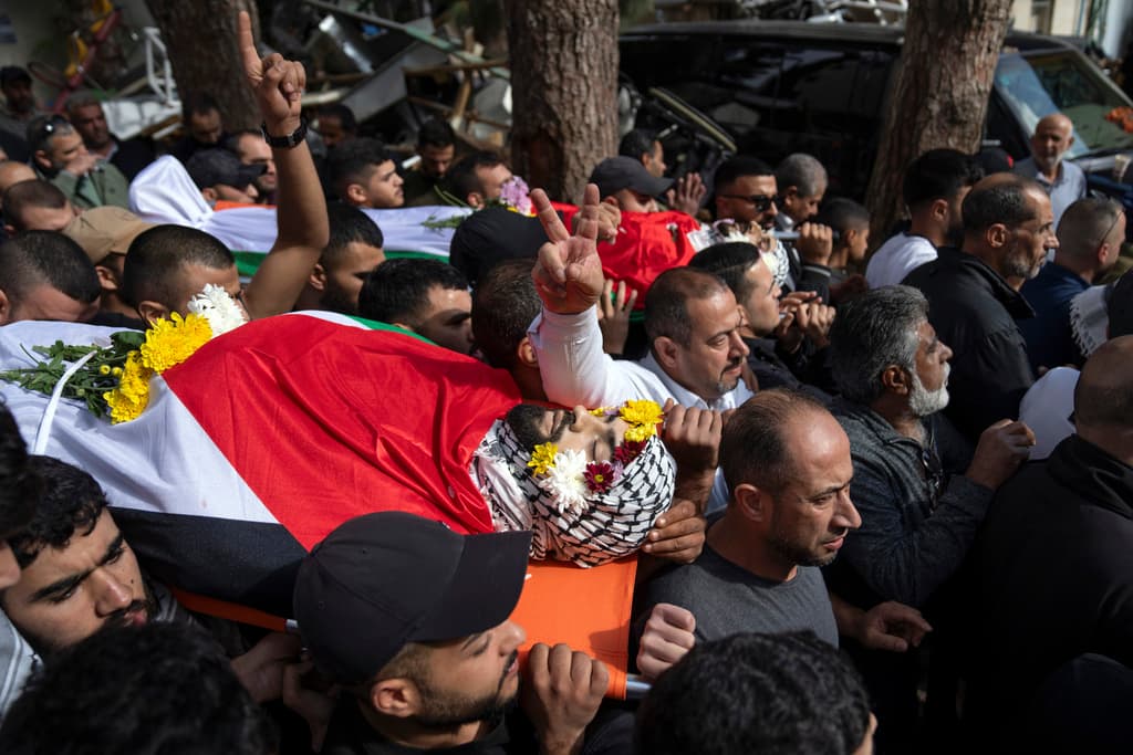Personas cargan los cuerpos de Ibrahim Awad y Mohammad Fawaqa, durante su funeral en la ciudad cisjordana de Ramallah, este jueves 19 de octubre. Awad murió durante enfrentamientos con colonos israelíes cerca de su aldea natal y Fawaqa murió durante una incursión del ejército israelí en la aldea de Qebia, al oeste de Ramallah.