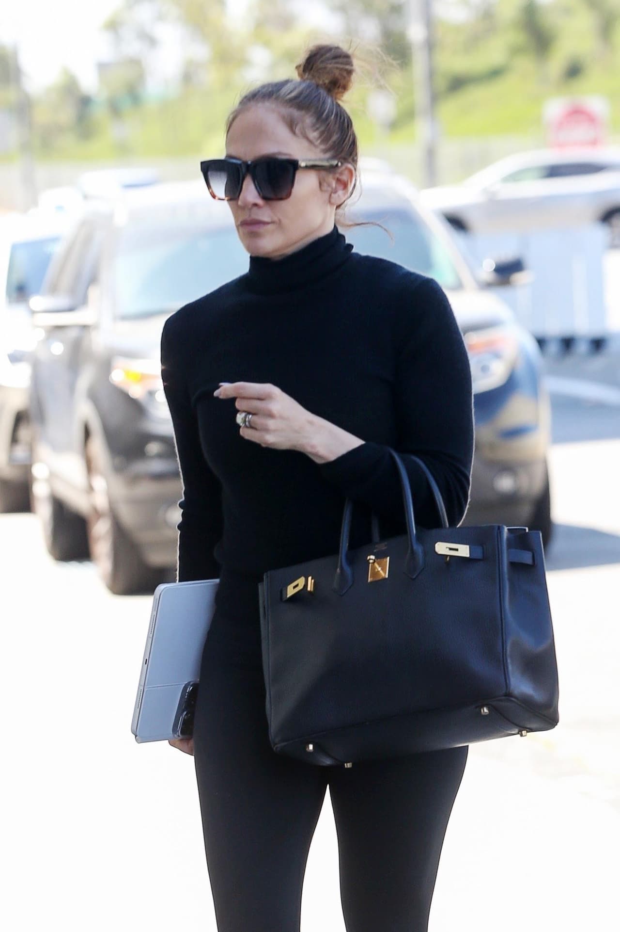 La 'Diva del Bronx' sostenía su bolso justo en la mano donde traía el anillo de matrimonio.
<br>