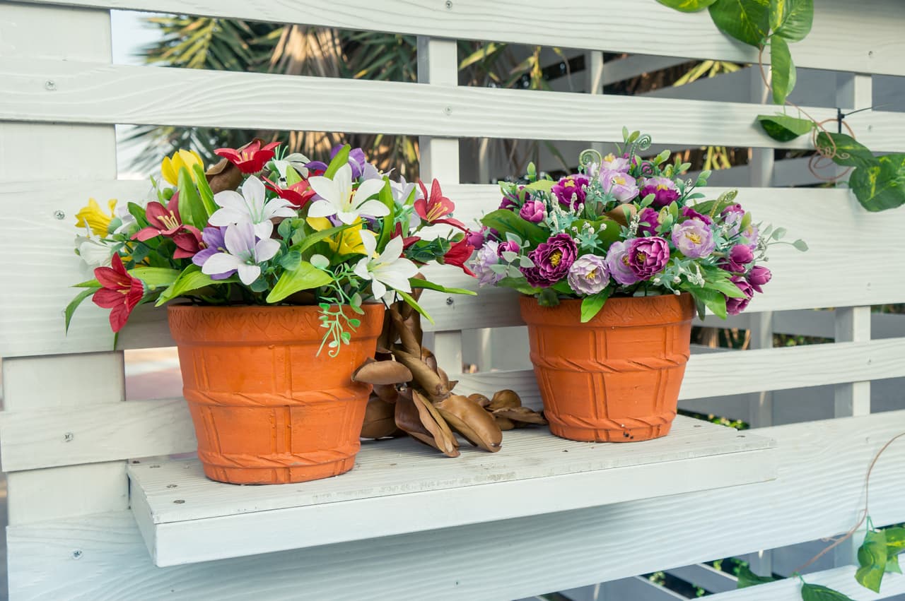 Para aprovechar el espacio reducido lo más recomendable es colocar estanterías en las paredes. Te pueden servir para colocar pequeños objetos decorativos o macetas con flores.