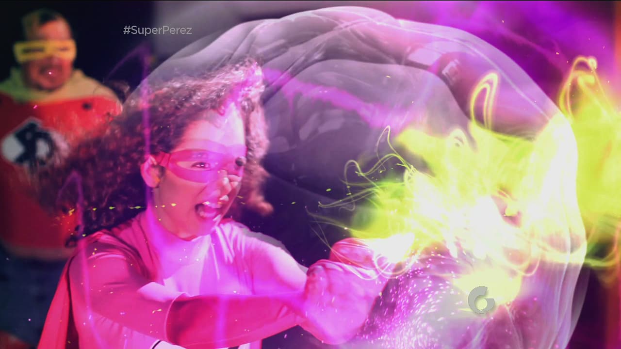 Natalia usa su poder para controlar los ataques de las botargas, pero se da cuenta que son más fuertes que ella.