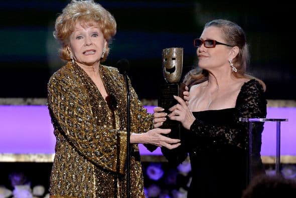 Su madre, la también actriz
<b> <a href="https://www.univision.com/noticias/muere-la-actriz-debbie-reynolds-un-dia-despues-del-fallecimiento-de-su-hija-carrie-fisher-video" target="_blank">Debbie Reynolds</a></b>, murió al día siguiente en una de las tragedias de mayor impacto en Hollywood de los últimos años.
<br>
