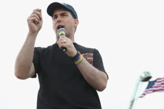 El republicano Scott Walker se retira y anima a otros candidatos a seguir sus pasos