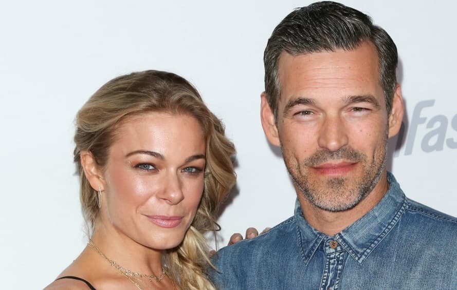 El actor de origen cubano Eddie Cibrián y la cantante country LeAnne Rimes se conocieron durante el rodaje de una miniserie llamada 'Northern lights'. Ambos estaban casados con otras personas y empezaron su affair de manera clandestina. Cuando se supo y la esposa de Eddie armó un escándalo, ellos decidieron vivir su amor libremente y ahora están casados.