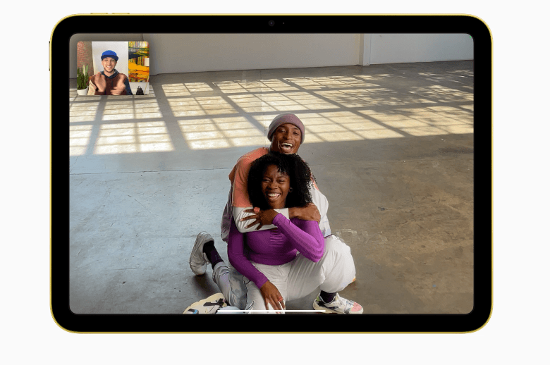 La cámara frontal, por primera vez en un iPad, está situada en el borde horizontal.