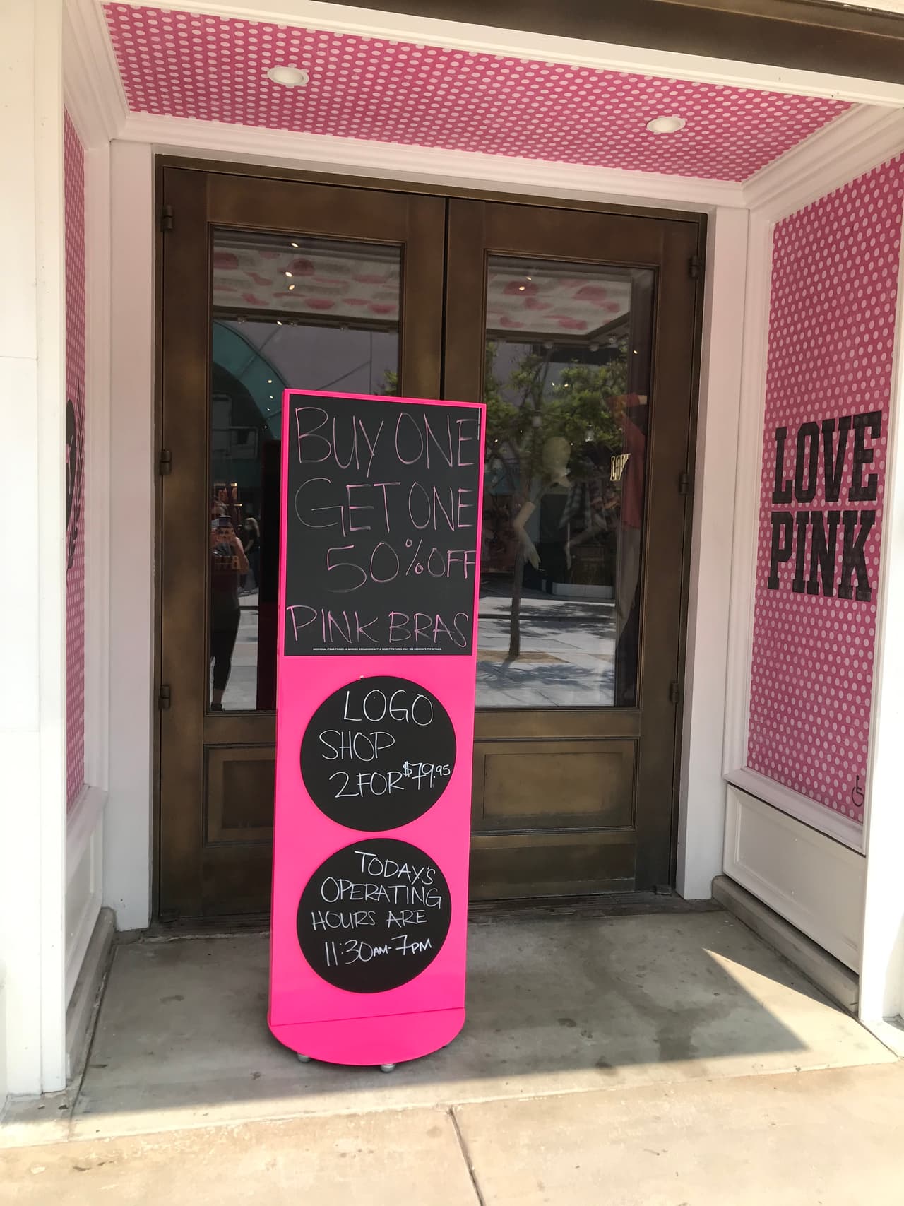 La popular tienda de lencería de mujeres en el bulevar también tiene ofertas que van meas allá de sus regulares descuentos por cambios de temporada.