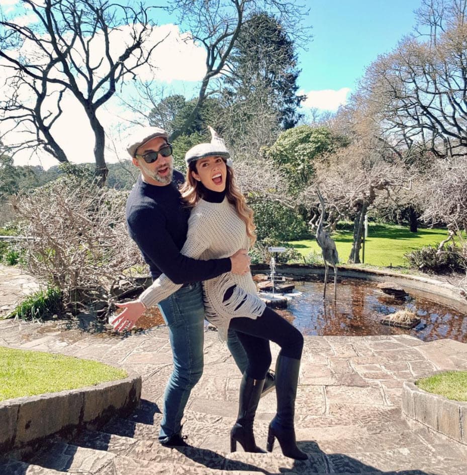 Este varonil galán ha cautivado en redes sociales, pues las fans de la actriz lo consideran muy atractivo.