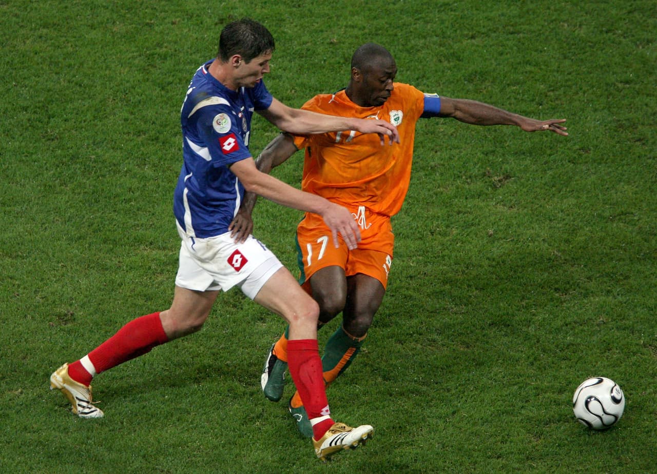 Savo Milosevic, quien era bosnio de nacimiento, se peleó con el DT así que el último duelo fue de debut para 
<b>Nikola Zigic, quien en España jugó con el Racing de Santander y el Valencia.</b>