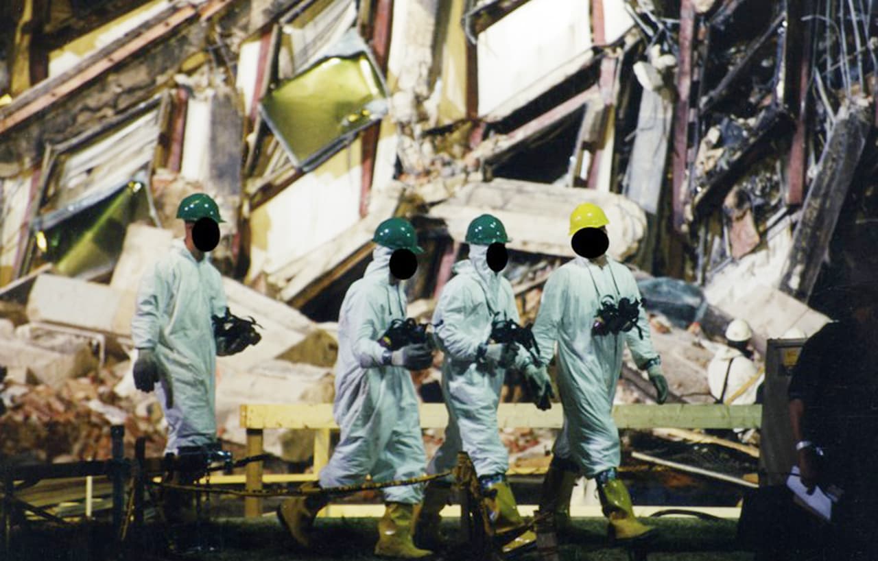 Agentes del FBI recorriendo la zona de la colisión en el Pentágono para la investigación. En marzo de 2017 el FBI hizo públicas un grupo de imágenes inéditas de los destrozos del edificio y el trabajo de socorristas e investigadores en la escena.