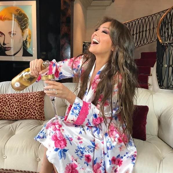 Una copa de champaña y una cómoda y elegante bata floreada, son suficientes para pasar una tarde de relax.