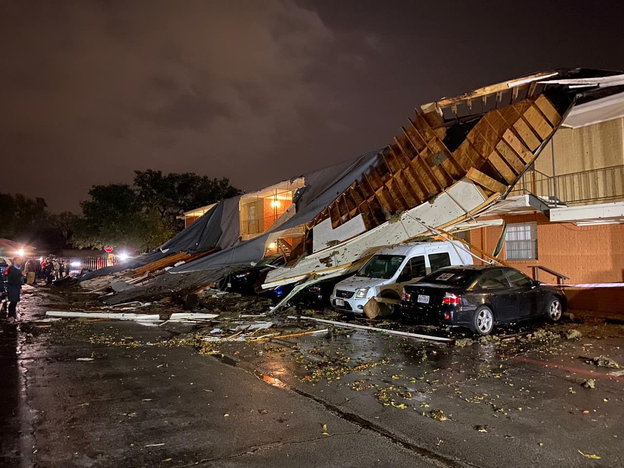 El Servicio Nacional Meteorológico se encuentra evaluando los daños causados por el tornado en Arlington.
<br>