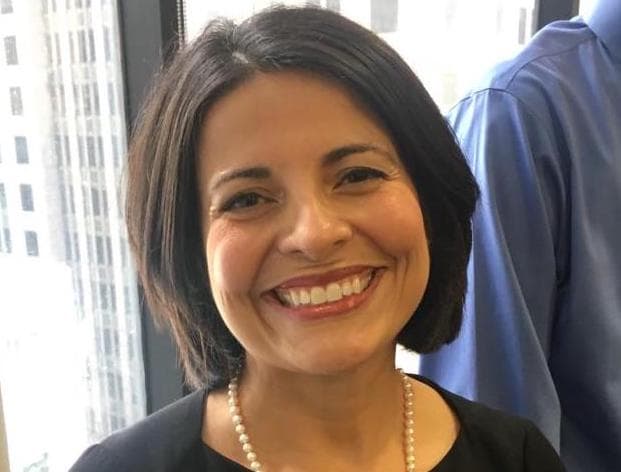 Claudia Zapata Cordón nació en nueva jersey hace 45 años. Es hija de colombianos y esposa de otro piloto. Cuenta que ha decidido no ser mamá.