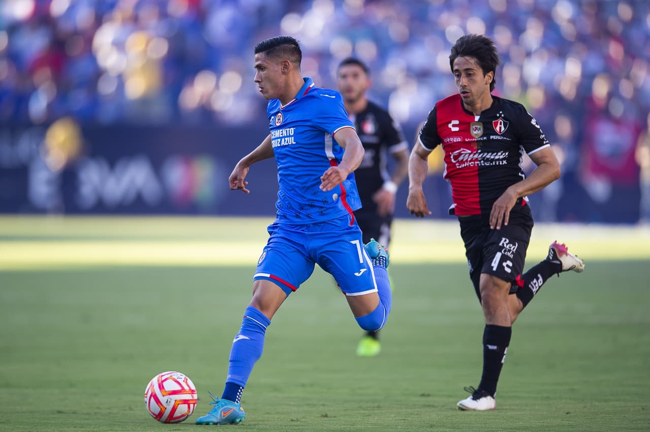 Julián Quiñones pasó de héroe a villano en cuestión de minutos, pues marcó el gol para empatar 2-2 en el tiempo reglamentario, pero voló el último cobro en los penales para darle el triunfo a Cruz Azul.