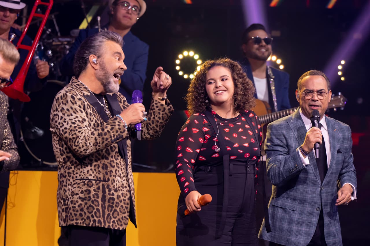 La salsa llegó a Juego de Voces gracias Gilberto Santa Rosa, quien en el capítulo 7, compartió el micrófono con María León cantando 'Que Alguien me Diga', mientras que con Mijares y su hija interpretó 'Para Siempre' y 'Qué Manera de Quererte'