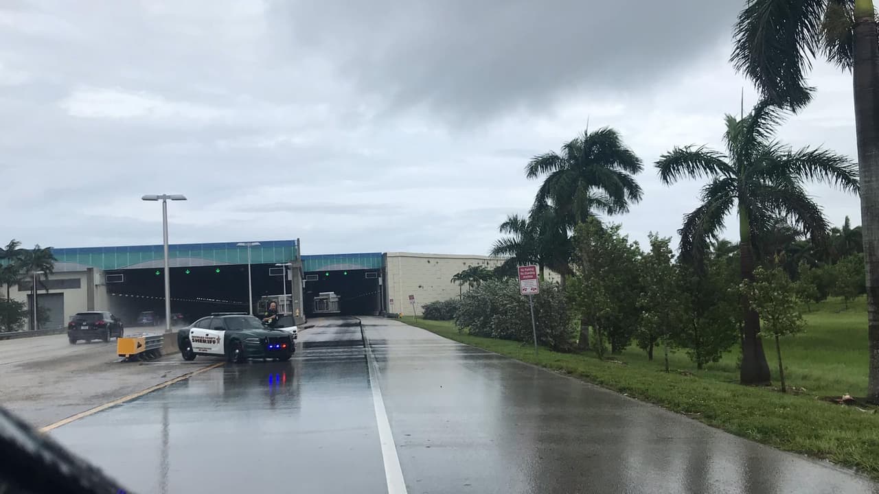 Las autoridades cerraron también la rampa de entrada hacia el aeropuerto.