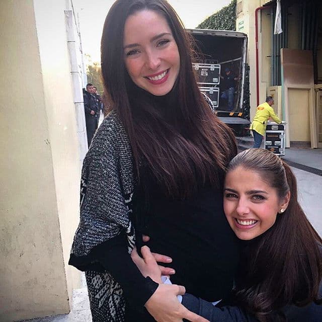 Sus compañeros y amigos están felices por la llegada de su bebé.