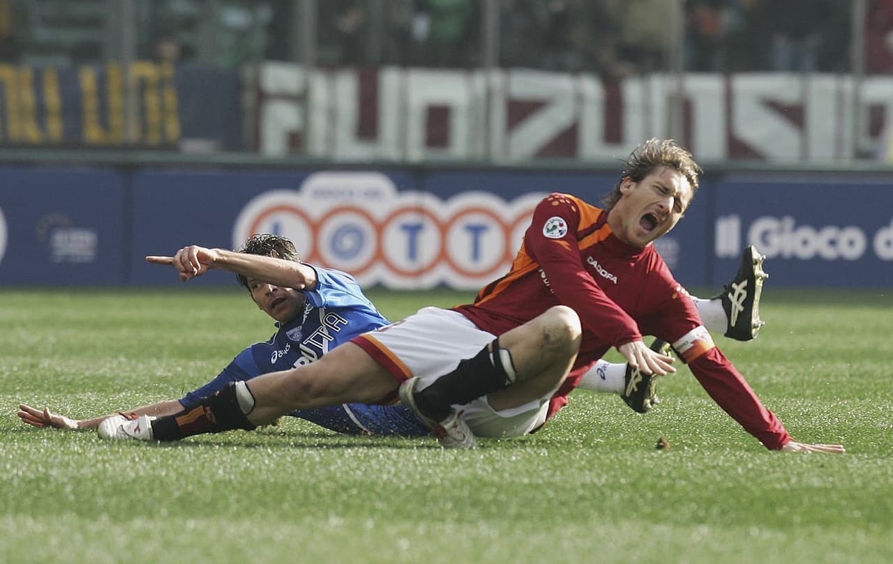 Francesco Totti, en un partido ante Empoli, sufrió esta fuerte fractura de peroné y rotura de ligamentos del tobillo izquierdo.