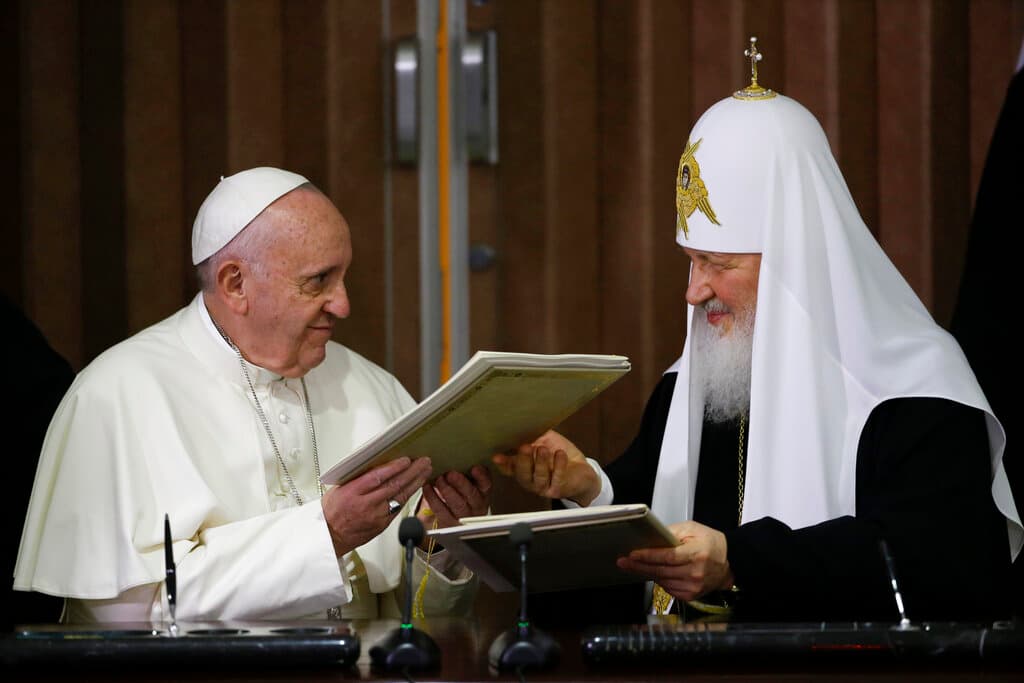 La reunión entre el papa Francisco y el patriarca ruso Kirill, fue el primer encuentro entre los líderes de la iglesia católica y de la iglesia ortodoxa rusa desde el cisma entre ambas ocurrido en el año 1054.