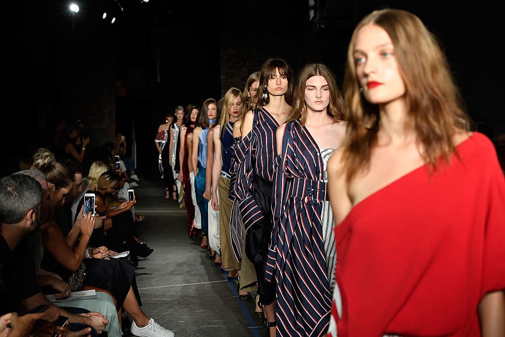 Laura Kim fue una joven prodigio en la moda. Cuando estudiaba en el 
<a href="https://www.pratt.edu">Pratt Institute de Brooklyn</a>, siempre era la que mejores calificaciones obtenía y destacaba en el dibujo y el patronaje. Tras graduarse encontró un empleo en Oscar de la Renta y en poco tiempo llegó a ser la directora de diseño.