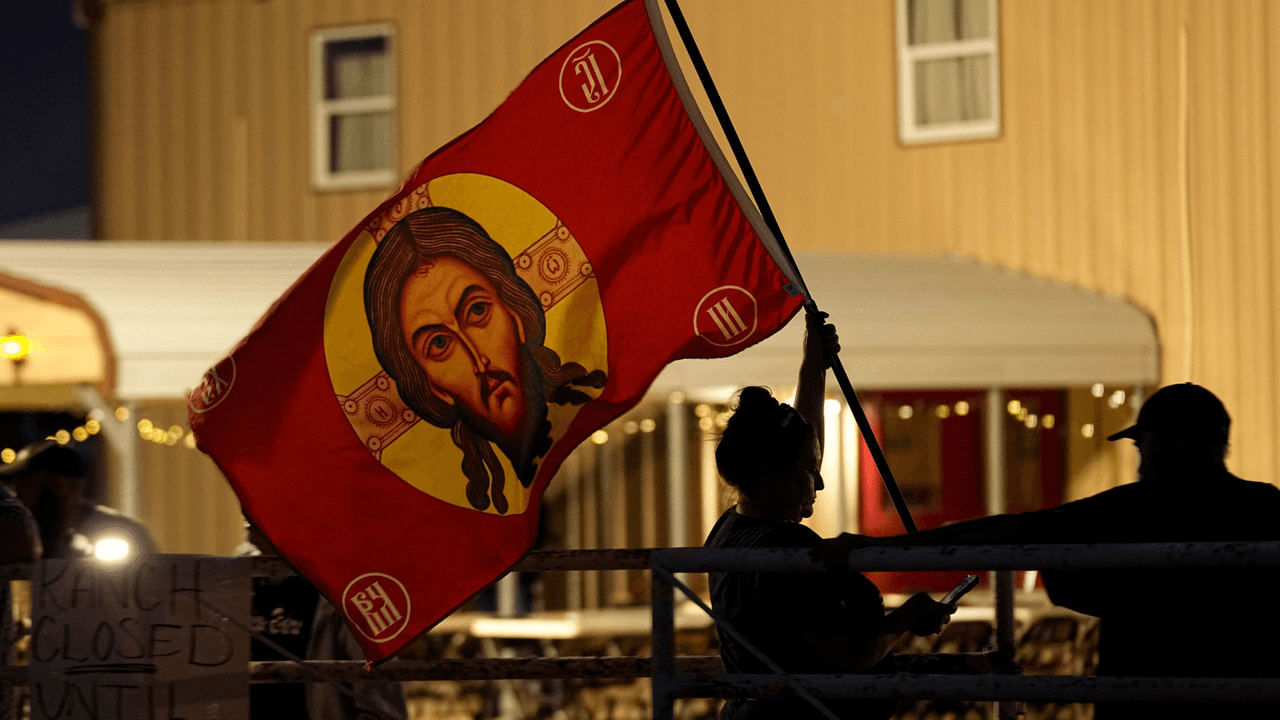 “Esto solamente se trata de personas unidas, como patriotas, y por el amor de Dios”, dijo April Sparx, una de las simpatizantes en la caravana. “Así queremos mostrar que la gente que quiere emigrar para acá tiene que pasar por un proceso legal y justo, y no es racismo pasar por eso”, comentó Daniel Varhalo, un inmigrante a favor de la protesta.