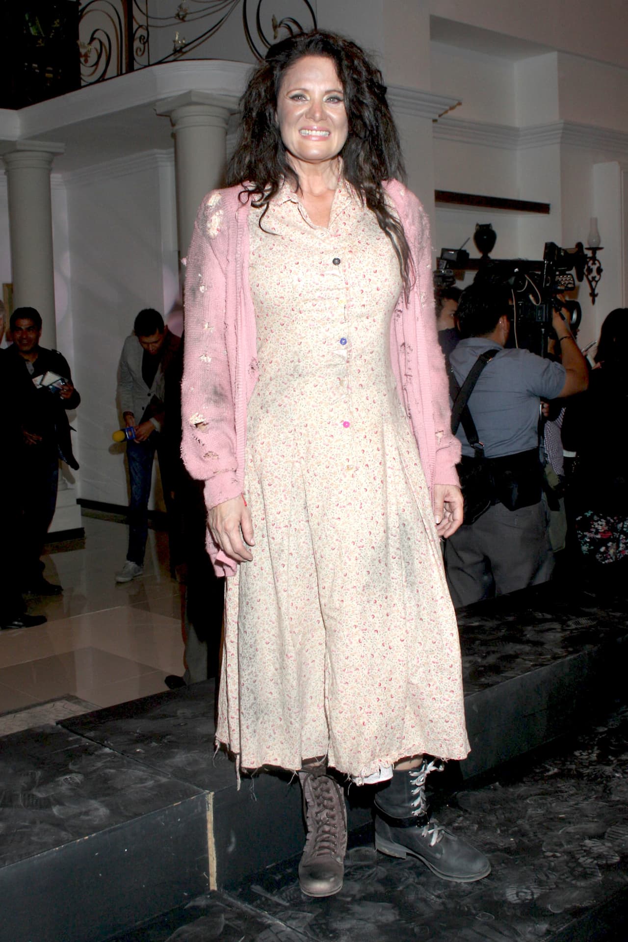 Apareció por primera vez sin su característica cabellera rubia, pues hasta se tiñó el cabello para hacer más creíble su personaje.