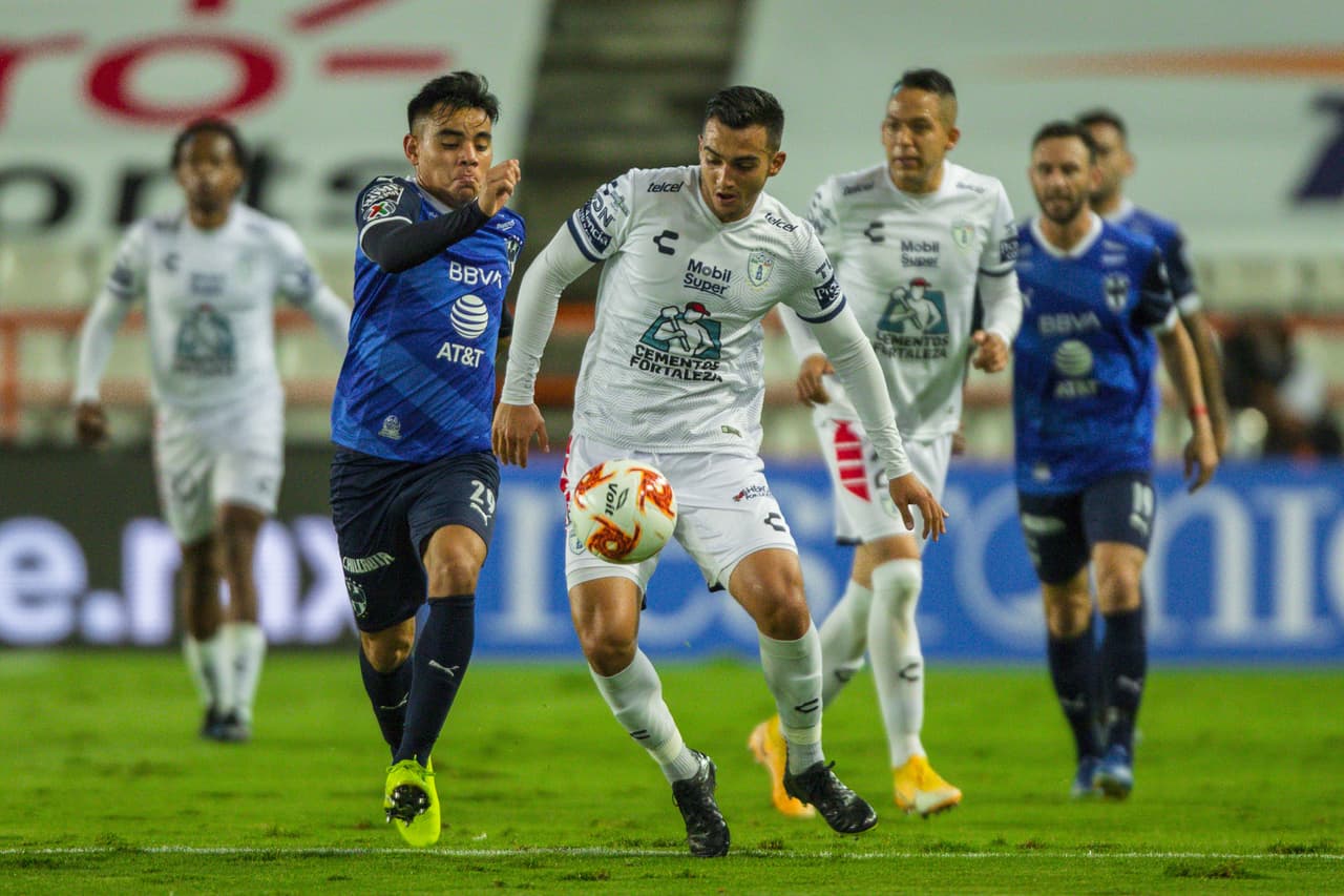 Rodrigo salinas tambien hace una imprudencia y se despide del partido con una roja directa.