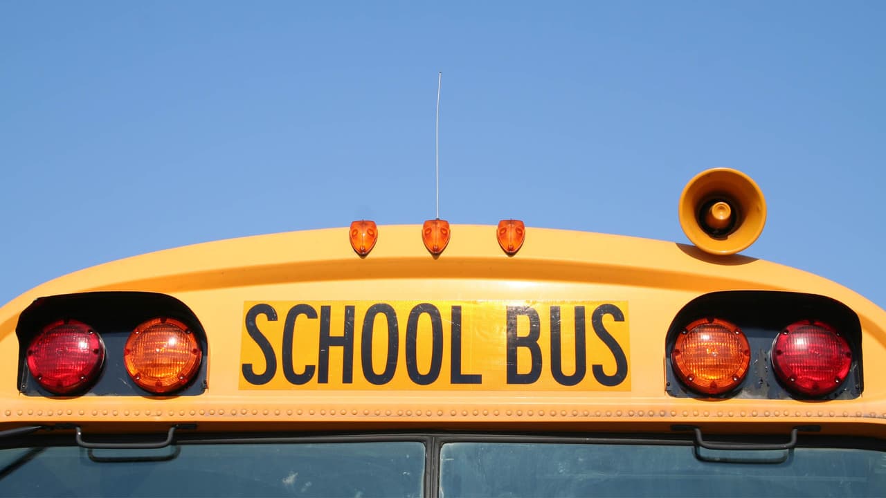 Varios estudiantes hospitalizados tras accidente de autobús escolar en Cherokee