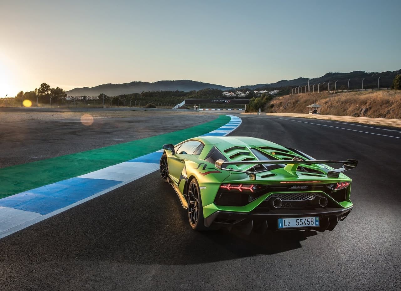 <b>Motor:</b> V12 de 6.5 litros
<br>
<b>Transmisión:</b> Automática de 7 velocidades
<br>
<b>Potencia:</b> 770 HP
<br>
<b>Torque:</b> 531 lb-pie
<br>
<br>
<b>Precio:</b> 517,770 dólares