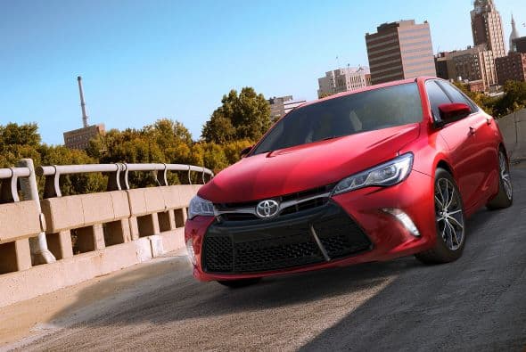 Medianos con precio moderado: Toyota Camry 2015- Este modelo histórico de la marca japonesa ha incorporado las nuevas líneas de diseño de la firma con la inclusión del rejilla delantera tipo panal que le da un carácter deportivo y su estilo posterior que se asemeja a los modelos europeos con luces más alargadas. En el mercado se comercializa en siete versiones con tres motorizaciones diferentes en donde se incluye una híbrida. La más potente es la V6 de 3.5 que alcanza los 268 hp.