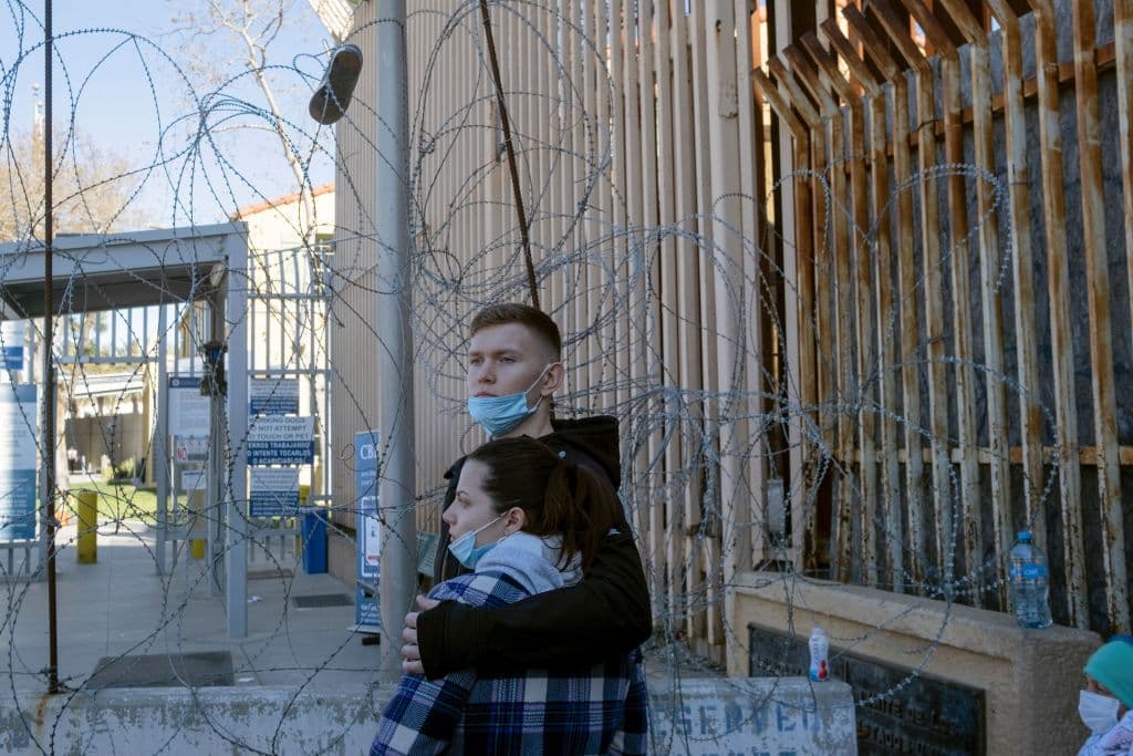 En la imagen, Sasha y Julia, ciudadanos ucranianos, esperan a que las autoridades les permitan pasar a Estados Unidos.