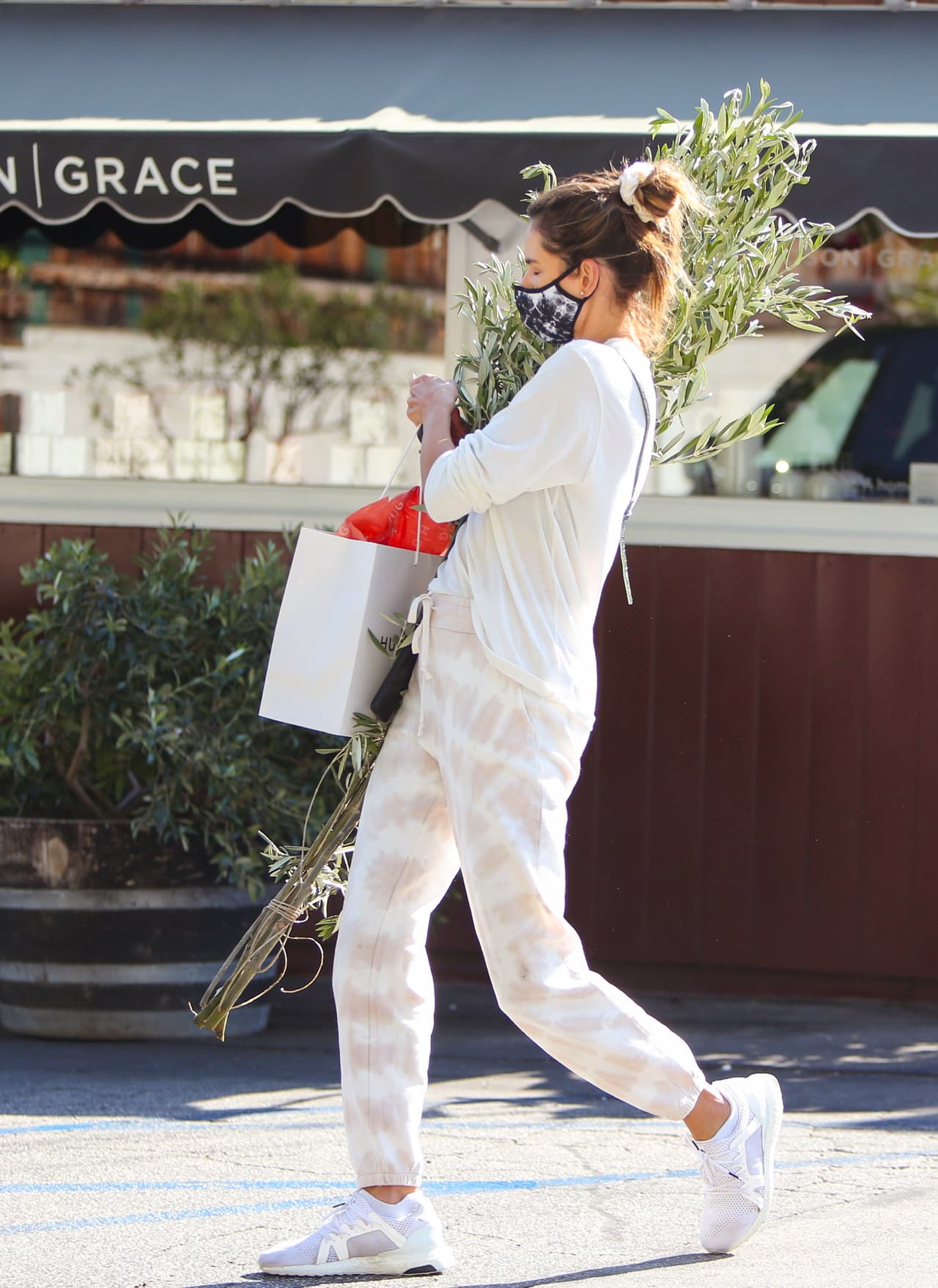 Durante la cuarentena, esta prenda se ha vuelto la favorita de las celebridades. El mes pasado la modelo Alessandra Ambrosio fue vista en Los Ángeles, recogiendo ramas de olivo de una floristería y vistiendo esta prenda.