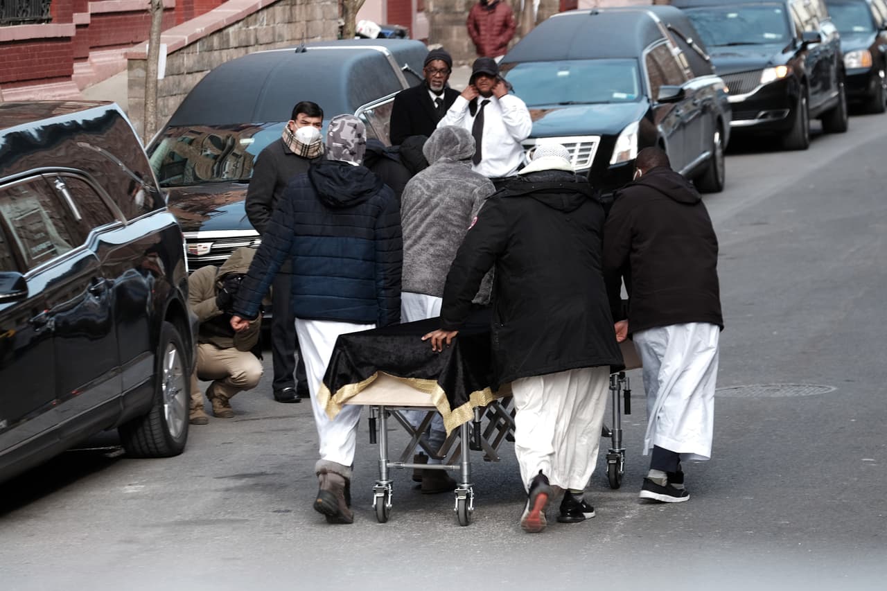 Temprano también comenzó el traslado de ataudes, de diversos tamaños, al interior del Centro Cultural Islámico.