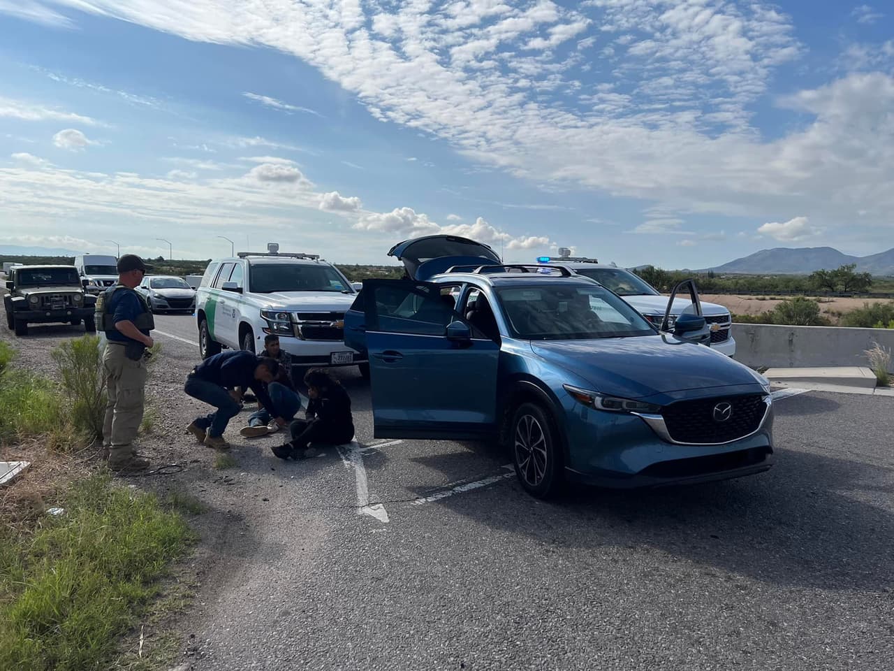 Oficiales del sheriff del condado Cochise y agentes de la Patrulla Fronteriza realizaron una parada de tráfico de una camioneta cerca de la milla 297 en la Interestatal 10.