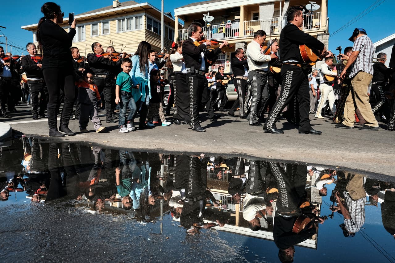 La celebración en honor a la santa patrona de los músicos incluyó un desfile por las calles de Boyle Heights.