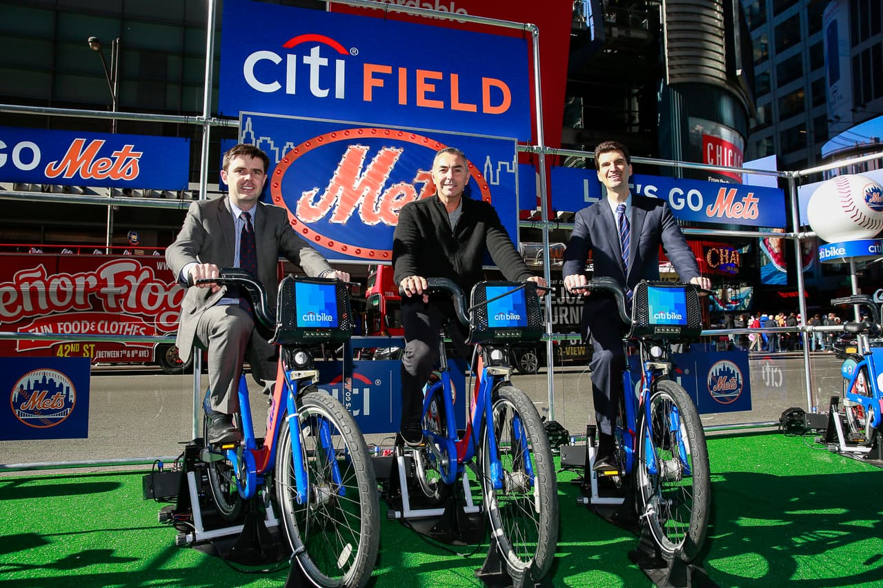 Jules Flynn, mánager del Sistema de bicicletas públicas de Nueva York; John Franco, pelotero de los Mets y Ed Skyler, de Asuntos Públicos de Citi Bank, en una foto promocional de la Serie Mundial de 2015 en la que participaron los Mets de Nueva York.
<br>