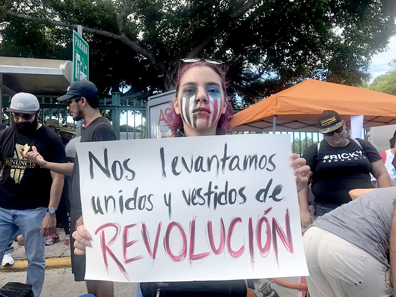 “Nos levantamos unidos y vestidos de Revolución”, otra de las consignas de la protesta. "Sé que no es suficiente disculparse", dijo Rosselló el domingo. "Un sector importante de la población ha estado protestando durante días. Soy consciente de la insatisfacción y la incomodidad que sienten. Solo mi trabajo ayudará a restablecer la confianza de estos sectores".