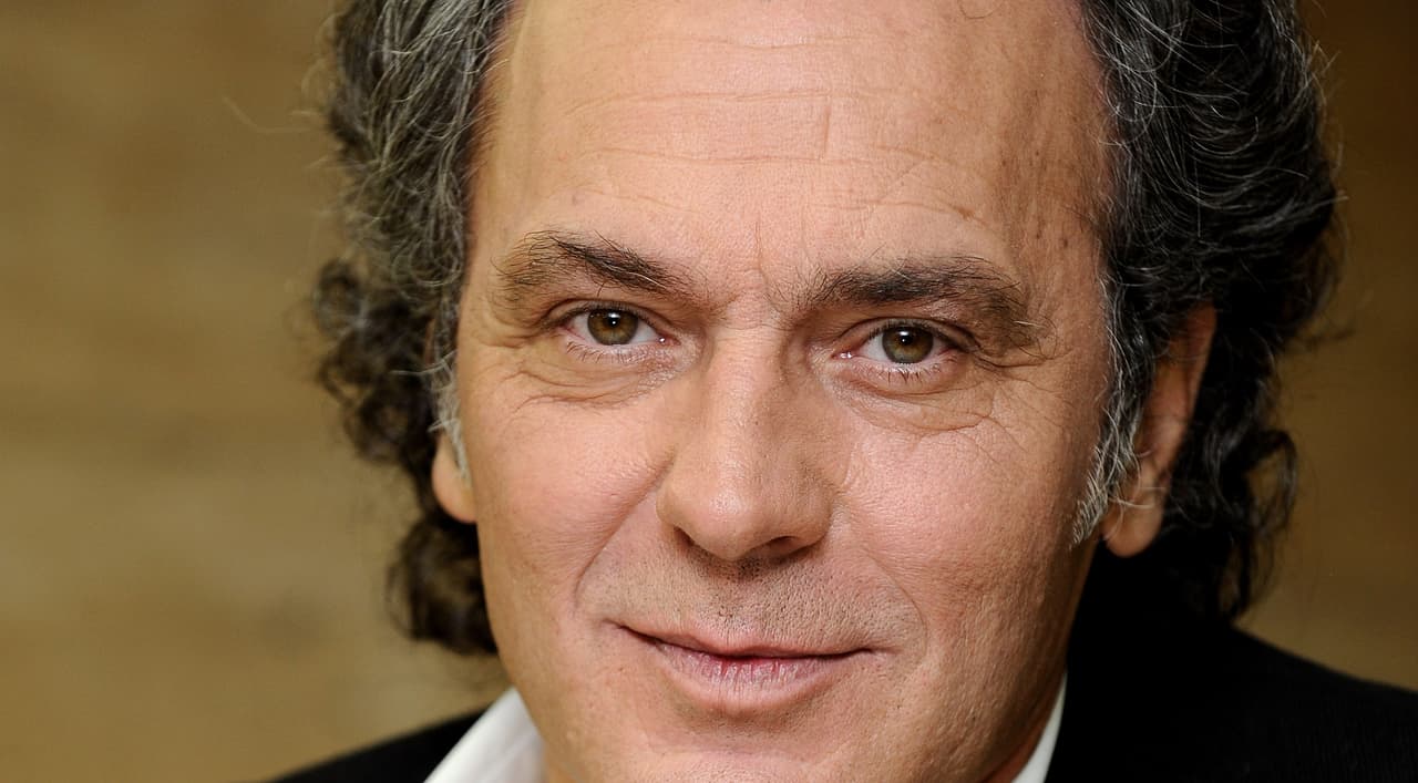 El reconocido actor español, ganador del Premio Goya, llega a la pantalla de UniMás en El Príncipe como el apuesto y veterano policía Fran ¿Dejarías que te capture?