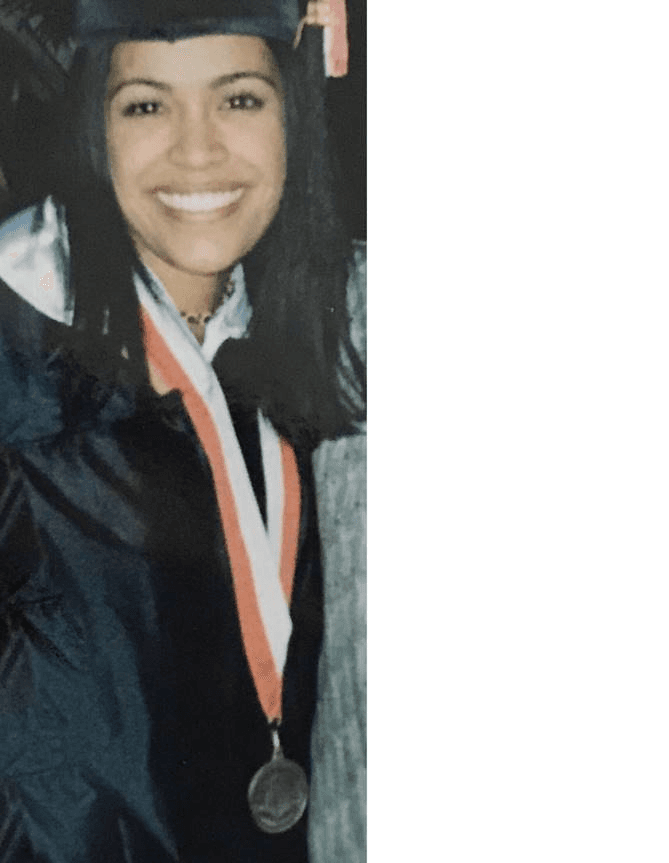 Ella es originaria de Ciudad Juárez, Chihuahua, México, y obtuvo un grado en medios de comunicación electrónicos en la Universidad de Texas en El Paso, ¿adivinas quién es esta joven graduada?