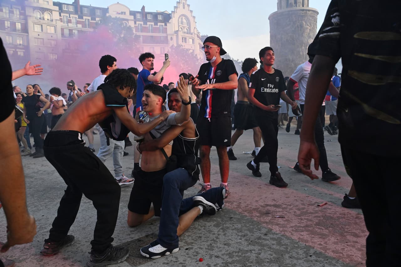 La afición del PSG desata la euforia en París después del histórico triunfo del club en la Champions League.