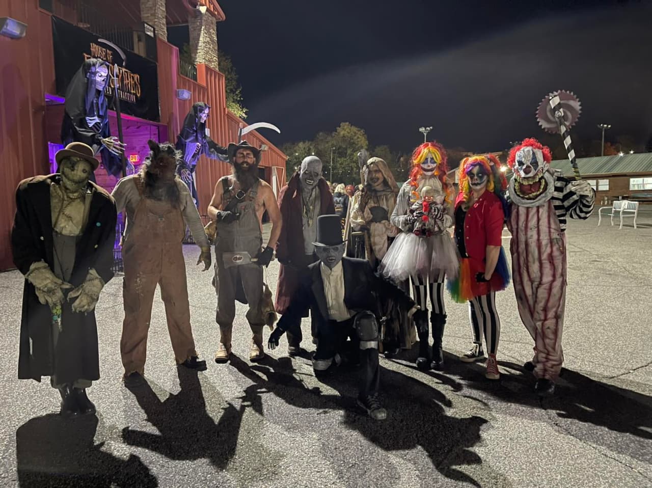 <b>House of Four Scythes (Cumming)</b>:
<br>
<b>Sitio web</b>: 
<a href="https://www.fourscytheshaunt.com/">https://www.fourscytheshaunt.com/</a> 
<br>
<b><a href="https://maps.app.goo.gl/KVjD4mQSN3WAEYrm7">Cómo llegar</a> </b>
<br>
<br>Esta casa embrujada sin fines de beneficia a organizaciones locales, así que adelante y asústate por una buena causa. La Casa de las Cuatro Guadañas está ubicada en el recinto ferial de Cumming.