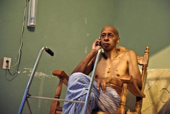 Oriundo de la central ciudad de Santa Clara e hijo de dos fervientes revolucionarios, Fariñas fue custodio de embajadas, integró las Tropas Especiales y en los años 80 estuvo 11 meses de misión militar en Angola.