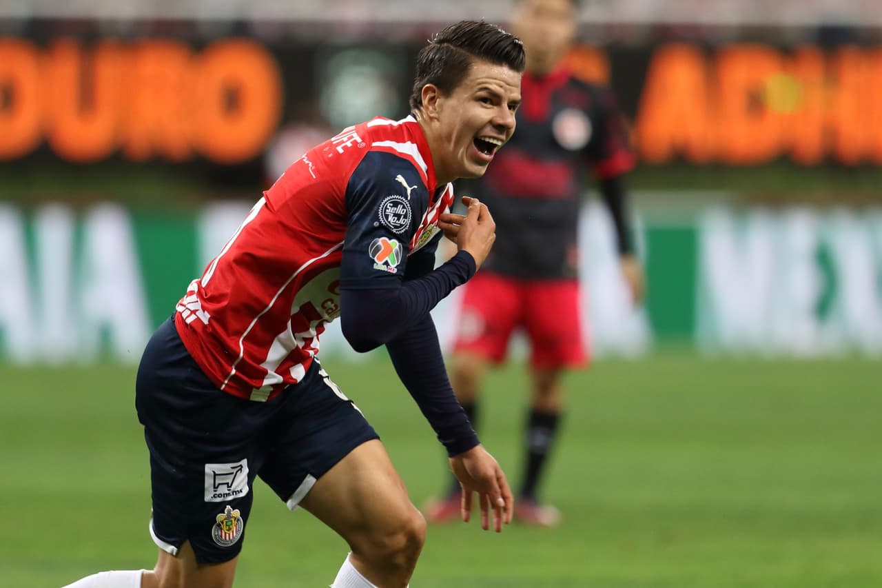 Chivas ligó su segundo triunfo consecutivo y con ello se metió de lleno en la pelea por un boleto a la fiesta grande del Grita México C22. Golazos de ‘Canelo’ Angulo y Pável Pérez.